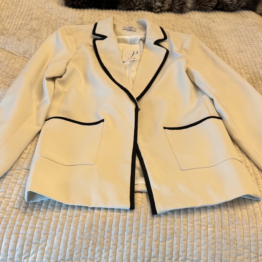 Chic Cream Blazer with Black Accents - Picture 2 of 6